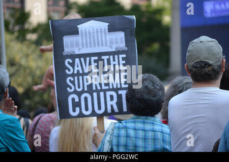 New York, USA. 26. Aug 2018. Menschen protestieren Supreme Court nominee Brett Kavanaugh bei einer Kundgebung in New York City. Quelle: Christopher Penler/Alamy leben Nachrichten Stockfoto