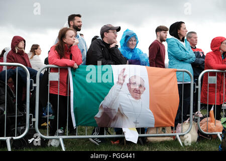 Dublin, Irland. 26 Aug, 2018. Die Teilnehmer beobachten die Masse unter der Leitung von Papst Franziskus im Phoenix Park in Dublin. Credit: Nick St. Oegger/ZUMA Draht/ZUMAPRESS.com/Alamy leben Nachrichten Stockfoto