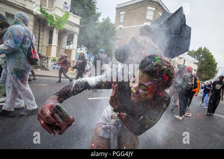 London, Großbritannien. 26. August 2018. Jouvert Parade startet der Notting Hill Carnival 2018 Festlichkeiten mit dem traditionellen 'Dirty' Farbe, Öl und farbigen Pulver zu den Klängen der Afrikanischen Trommeln und Rhythmus bands geworfen wird. Credit: Guy Corbishley/Alamy leben Nachrichten Stockfoto