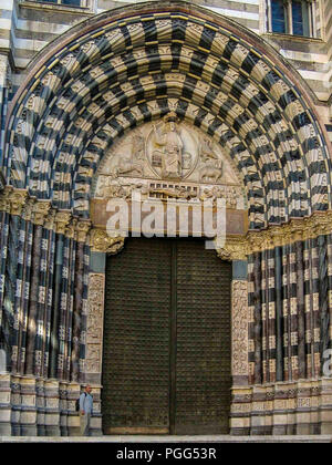 Genua, Ligurien, Italien. 16 Okt, 2004. Detail der Eingang Torbogen zu den mittelalterlichen Römisch-katholischen Dom von Genua von St Lawrence (Duomo di Genova, Kathedrale San Lorenzo). Dating auf das 12. Jahrhundert ist es ein beliebtes Ziel für Touristen und Reisende. Credit: Arnold Drapkin/ZUMA Draht/Alamy leben Nachrichten Stockfoto