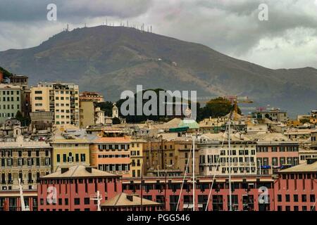 Genua, Ligurien, Italien. 16 Okt, 2004. Wohngebiete der historische Hafen von Genua, einer der größten Häfen am Mittelmeer. Genua ist ein beliebtes Ziel für Touristen und Reisende. Credit: Arnold Drapkin/ZUMA Draht/Alamy leben Nachrichten Stockfoto