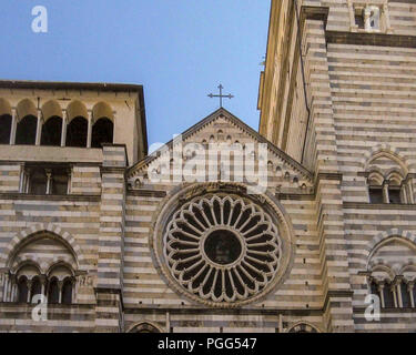 Genua, Ligurien, Italien. 16 Okt, 2004. Die westfassade und der Glockenturm der mittelalterlichen Römisch-katholischen Dom von Genua von St Lawrence (Duomo di Genova, Kathedrale San Lorenzo) dating auf das 12. Jahrhundert ist es ein beliebtes Ziel für Touristen und Reisende. Credit: Arnold Drapkin/ZUMA Draht/Alamy leben Nachrichten Stockfoto