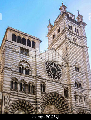 Genua, Ligurien, Italien. 16 Okt, 2004. Die westfassade und der Glockenturm der mittelalterlichen Römisch-katholischen Dom von Genua von St Lawrence (Duomo di Genova, Kathedrale San Lorenzo) dating auf das 12. Jahrhundert ist es ein beliebtes Ziel für Touristen und Reisende. Credit: Arnold Drapkin/ZUMA Draht/Alamy leben Nachrichten Stockfoto