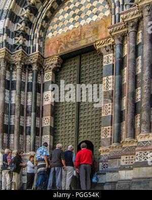 Genua, Ligurien, Italien. 16 Okt, 2004. Touristen warten an der Tür der mittelalterlichen Römisch-katholischen Dom von Genua von St Lawrence (Duomo di Genova, Kathedrale San Lorenzo) dating auf das 12. Jahrhundert zu geben. Es ist ein beliebtes Ziel für Touristen und Reisende. Credit: Arnold Drapkin/ZUMA Draht/Alamy leben Nachrichten Stockfoto