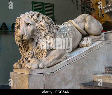 Genua, Ligurien, Italien. 16 Okt, 2004. Berühmten Löwen Skulpturen am Eingang des mittelalterlichen Römisch-katholischen Dom von Genua von St Lawrence (Duomo di Genova, Kathedrale San Lorenzo) aus dem 12. Jahrhundert. Es ist ein beliebtes Ziel für Touristen und Reisende. Credit: Arnold Drapkin/ZUMA Draht/Alamy leben Nachrichten Stockfoto