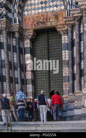 Genua, Ligurien, Italien. 16 Okt, 2004. Touristen warten an der Tür der mittelalterlichen Römisch-katholischen Dom von Genua von St Lawrence (Duomo di Genova, Kathedrale San Lorenzo) dating auf das 12. Jahrhundert zu geben. Es ist ein beliebtes Ziel für Touristen und Reisende. Credit: Arnold Drapkin/ZUMA Draht/Alamy leben Nachrichten Stockfoto