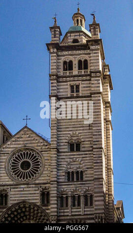 Genua, Ligurien, Italien. 16 Okt, 2004. Die westfassade und der Glockenturm der mittelalterlichen Römisch-katholischen Dom von Genua von St Lawrence (Duomo di Genova, Kathedrale San Lorenzo) dating auf das 12. Jahrhundert ist es ein beliebtes Ziel für Touristen und Reisende. Credit: Arnold Drapkin/ZUMA Draht/Alamy leben Nachrichten Stockfoto