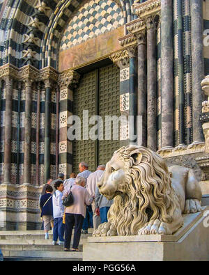 Genua, Ligurien, Italien. 16 Okt, 2004. Touristen warten an der Tür der mittelalterlichen Römisch-katholischen Dom von Genua von St Lawrence (Duomo di Genova, Kathedrale San Lorenzo) dating auf das 12. Jahrhundert zu geben. Es ist ein beliebtes Ziel für Touristen und Reisende. Credit: Arnold Drapkin/ZUMA Draht/Alamy leben Nachrichten Stockfoto