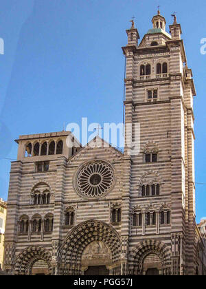 Genua, Ligurien, Italien. 16 Okt, 2004. Die westfassade und der Glockenturm der mittelalterlichen Römisch-katholischen Dom von Genua von St Lawrence (Duomo di Genova, Kathedrale San Lorenzo) dating auf das 12. Jahrhundert ist es ein beliebtes Ziel für Touristen und Reisende. Credit: Arnold Drapkin/ZUMA Draht/Alamy leben Nachrichten Stockfoto