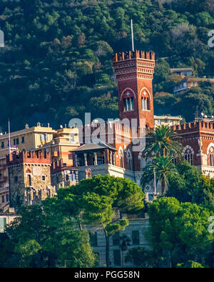 Genua, Ligurien, Italien. 16 Okt, 2004. D'Albertis Burg (Castello D'Albertis), die historische Residenz der Kapitän zur See in Genua, Italien, ist derzeit das Museum der Kulturen der Welt (Museo delle Culture del Mondo). Genua ist ein beliebtes Ziel für Touristen und Reisende. Credit: Arnold Drapkin/ZUMA Draht/Alamy leben Nachrichten Stockfoto