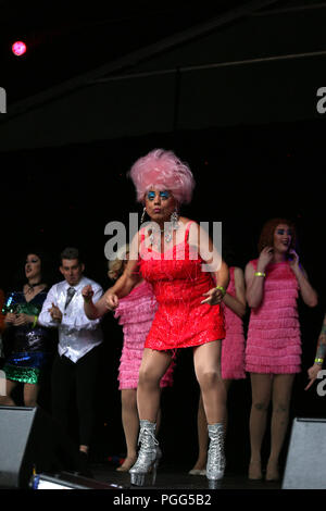 Manchester, Großbritannien. 26 Aug, 2018. Bar Pop Crew die Massen in Sackville Park unterhalten am Sonntag der Stolz, Manchester, 26. August 2018 (C) Barbara Cook/Alamy leben Nachrichten Stockfoto