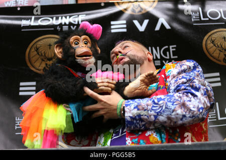 Manchester, Großbritannien. 26 Aug, 2018. Ein Mann hält ein Spielzeug monkey am Sonntag der Stolz, Manchester, 26. August 2018 (C) Barbara Cook/Alamy leben Nachrichten Stockfoto