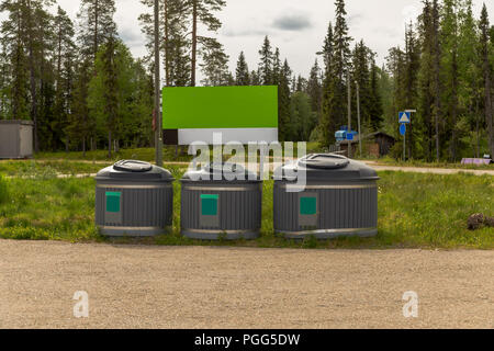 Luosto Finnland, Papierkörbe auf der Seite von einem Parkplatz im Sommer Stockfoto
