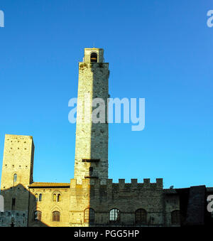 Toskana - 11. Oktober: Die chigi Tower in der kleinen mittelalterlichen Stadt San Gimignano, Piazza del Duomo, Oktober 11,2008. Stockfoto