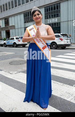 Eine gestellt Portrait der Gewinner des 2018 Frau Bharat New Jersey Schönheitswettbewerb am Indien Day Parade 2018 in Manhattan, New York City. Stockfoto