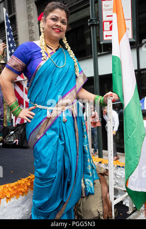 Eine attraktive Hinduistische Frau aus einem Tanz Studio auf einem Schwimmer am Indien Day Parade 2018 in New York City. Stockfoto