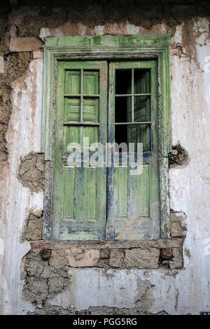 Alte grüne Holztüren im alten adobe-Gebäude Stockfoto