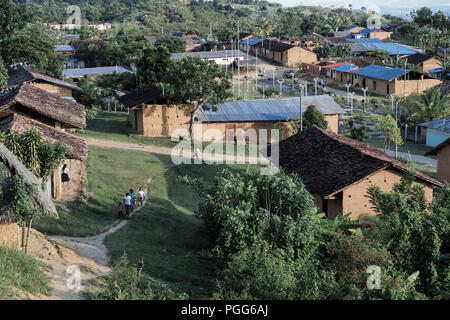 Überblick über ein traditionelles Dorf mit ausgeprägten gelben Lehmziegelhäusern in San Martin, Peru Stockfoto