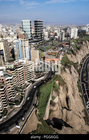 Luftaufnahme über High Rise Apartments und Steilküsten von Miraflores, Lima, Peru Stockfoto