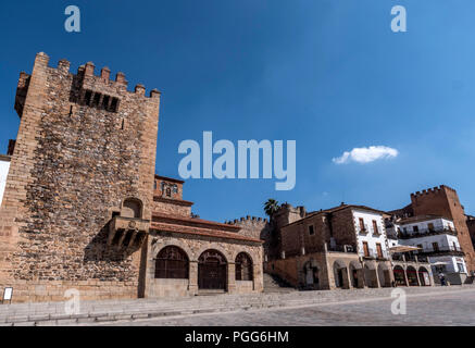 Caceres, Spanien - 13. Juli 2018: Hauptplatz der Stadt, auf der rechten Seite Monument, genannt "Torre de Bujaco', arabischen Gebäude der quadratischen Anlage auf Roma errichtet. Stockfoto