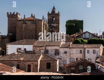 Caceres, Spanien - 13. Juli 2018: Santa Maria's Kathedrale, im romantischen Stil der Übergang zur Gotik, Renaissance mit einige Elemente, auf dem Platz gesetzt Stockfoto