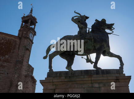 Trujillo, Spanien - 14. Juli 2018: Reiterstandbild der Eroberer Francisco Pizarro, die Arbeit des amerikanischen Bildhauers Charles Cary Rumsey, locat Stockfoto