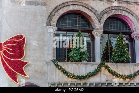 Hostaria dell'Orso an Weihnachten mit traditionellen Dekorationen und Lichter. Große rote Schleife. Alte Gebäude aus dem 14. Jahrhundert, Fassade. Rom, Italien, Europa. Stockfoto