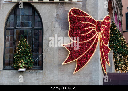 Hostaria dell'Orso an Weihnachten mit traditionellen Dekorationen und Lichter. Große rote Schleife. Alte Gebäude aus dem 14. Jahrhundert, Fassade. Rom, Italien, Europa. Stockfoto