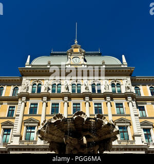 Central Post Office und mittleren europäischen Post- und Telegraphen Museum, Piazza Vittorio Veneto entfernt. Triest, Italien, Europa. Strahlend blauer Himmel, kopieren Raum Stockfoto