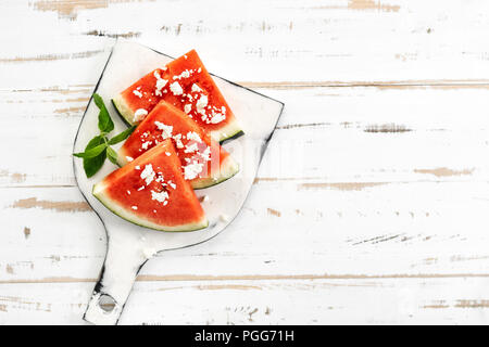 Blick von oben auf die Wassermelone auf weißem Hintergrund Stockfoto