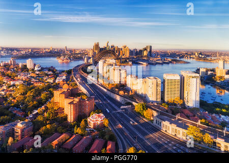 Von North Sydney entlang Warringah Freeway in Richtung der Sydney Harbour Bridge und die Innenstadt Sehenswürdigkeiten am Ufer des Sydney Harbour in Luftaufnahme mit sof Stockfoto