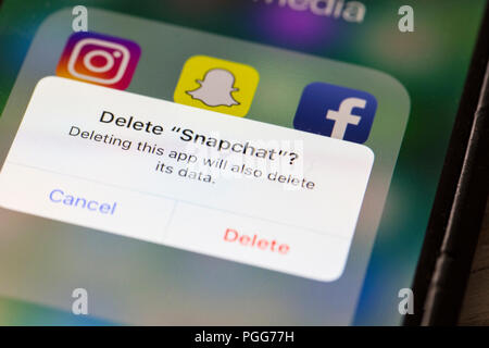 OXFORD, UK - 22. AUGUST 2018: ein Snapchat Benutzer löscht den Social Media App aus einem Smartphone. Stockfoto