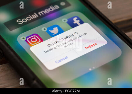 OXFORD, UK - 22. AUGUST 2018: ein Twitter Benutzer löscht den Social Media App aus einem Smartphone. Stockfoto