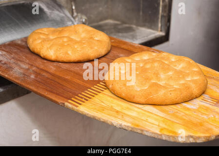 Brot gerade heraus vom Ofen. Frisch gebackenes Brot, die mit einer Schaufel genommen. Stockfoto