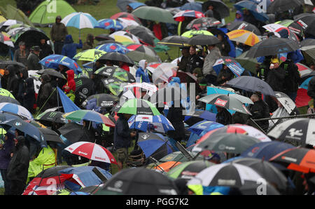 Menschenmassen Unterschlupf vor dem Regen als die GoPro Britischen Grand Prix MotoGP verzögert in Silverstone, Towcester. Stockfoto