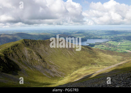 Longside Edge und Ullock Pike von der Carl Seite Pfad auf Skiddaw, Lake District, Cumbria, UK. Stockfoto