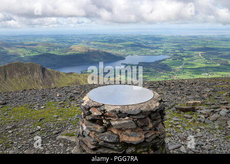 Die Ausrichtung der Tabelle auf den Gipfel des Skiddaw und die Aussicht über Bassenthwaite Lake gegen den Solway Firth, Lake District, Cumbria, UK. Stockfoto