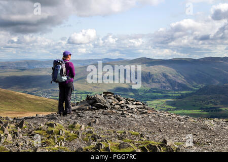 Wanderer auf dem Gipfel des kleinen Mannes mit dem Blick in Richtung Clough Head und die Dodds, Lake District, Cumbria, UK. Stockfoto