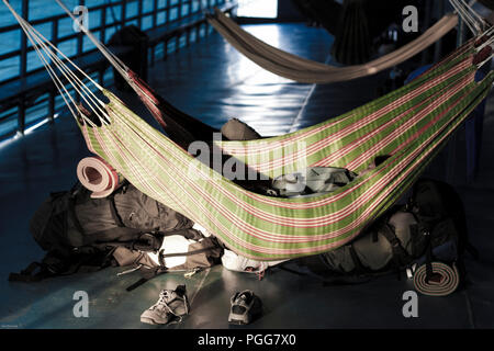 Ein Reisender, der in seiner Hängematte auf dem Oberdeck einer Flussfähre von Yurimaguas nach Iquitos schläft, durch den Amazonas-Regenwald in Loreto, Peru Stockfoto