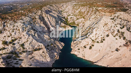 Zavratnica ist eine 900 m lange schmale Einlass am Fuße des mächtigen Velebit Gebirge, im nördlichen Teil der Adria. Stockfoto