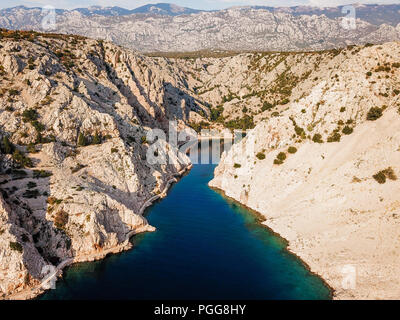 Zavratnica ist eine 900 m lange schmale Einlass am Fuße des mächtigen Velebit Gebirge, im nördlichen Teil der Adria. Stockfoto