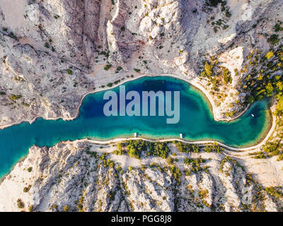 Zavratnica ist eine 900 m lange schmale Einlass am Fuße des mächtigen Velebit Gebirge, im nördlichen Teil der Adria. Stockfoto