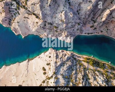 Zavratnica ist eine 900 m lange schmale Einlass am Fuße des mächtigen Velebit Gebirge, im nördlichen Teil der Adria. Stockfoto