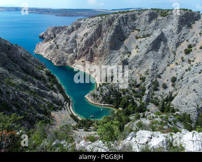 Zavratnica ist eine 900 m lange schmale Einlass am Fuße des mächtigen Velebit Gebirge, im nördlichen Teil der Adria. Stockfoto