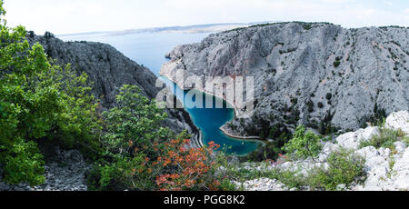 Zavratnica ist eine 900 m lange schmale Einlass am Fuße des mächtigen Velebit Gebirge, im nördlichen Teil der Adria. Stockfoto