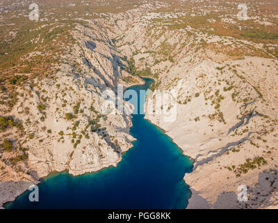 Zavratnica ist eine 900 m lange schmale Einlass am Fuße des mächtigen Velebit Gebirge, im nördlichen Teil der Adria. Stockfoto