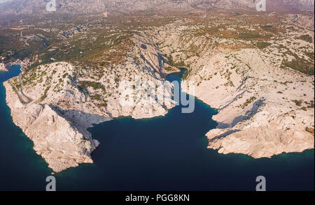 Zavratnica ist eine 900 m lange schmale Einlass am Fuße des mächtigen Velebit Gebirge, im nördlichen Teil der Adria. Stockfoto