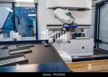 Roboterarm Produktionslinien moderner industrieller Technologie. Automatisierte Fertigungszelle. Stockfoto