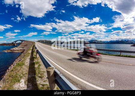 Biker fährt eine Straße mit Atlantik Straße in Norwegen. Atlantik Straße oder den Atlantik Straße (atlanterhavsveien) den Titel als Norwegischer Minuspunkte vergeben. Stockfoto