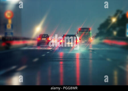 Ein schönes Bild der Verkehr auf der Autobahn Brücke in schlechtem regnerischen Wetter In der Nacht Stockfoto